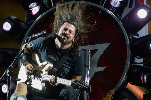 	Foo Fighters dedicates free release to Paris