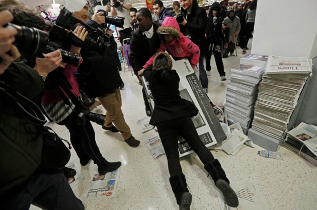 Pelea ante las cámaras por un televisor de oferta en el Black Friday de Londres del 2014. Luke MacGregor (Reuters)