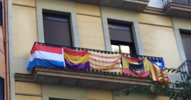 Resultat d'imatges de banderas al balcon