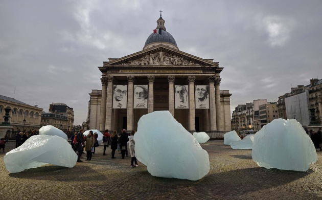 Imagen de la instalación frente al edificio del Panteón de París