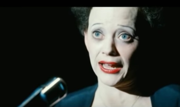 Marion Cotillard caracterizada como Edith Piaf en una escena de la película 'La Vie en rose'