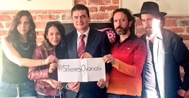 La iniciativa #Sitienesovarios fue presentada el 15 de diciembre de 2015. De izquierda a derecha aparecen Laura Barrera, Mariana Escobedo, el doctor Miguel Torres Molina, Fernando Ribera Calderón y Liber Terán.