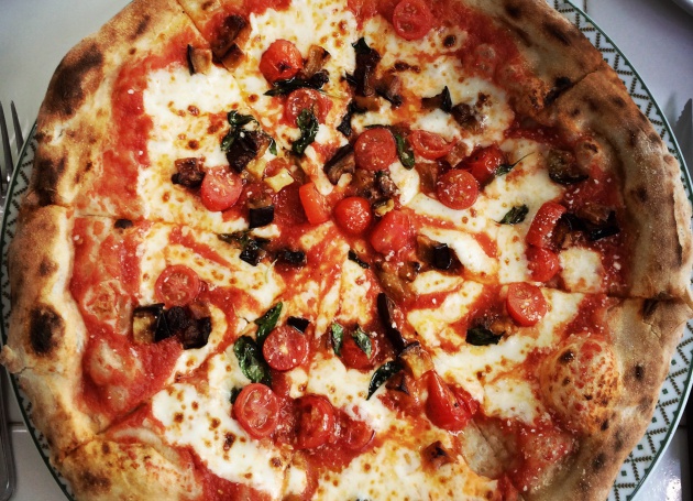 Una pizza cortada a la vieja usanza. Getty Images