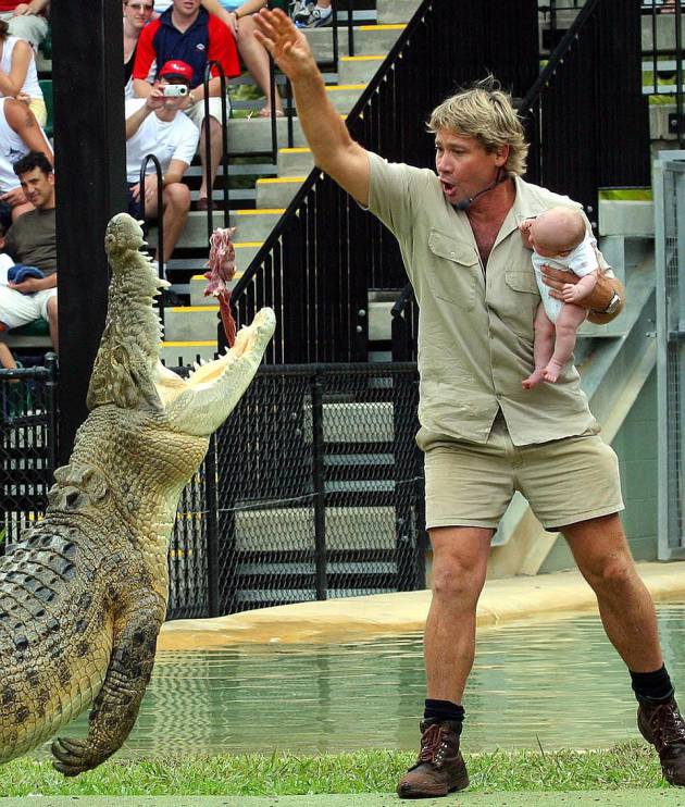 El padre que 'toreó' a un cocodrilo con un bebé en brazos | Verne EL PAÍS