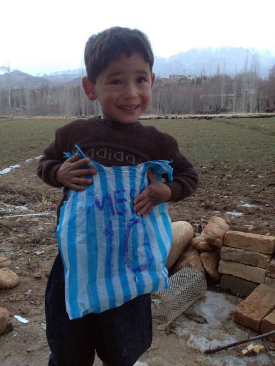 Niño de camiseta de plástico de Messi ya tiene la real