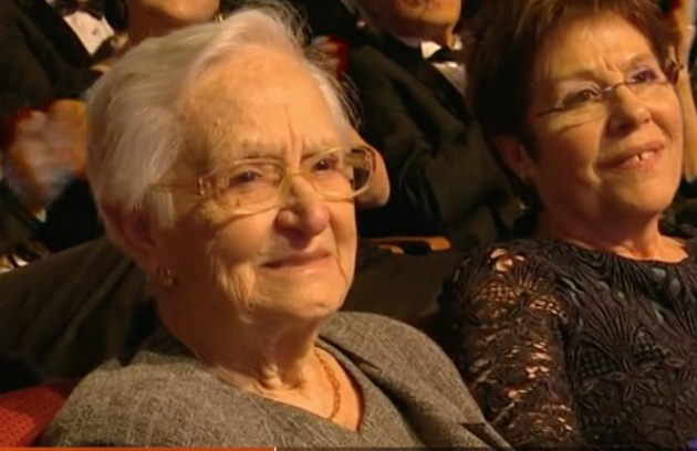 Antonia Guzmán escuchando a su nieto, ganador de un Goya como director novel
