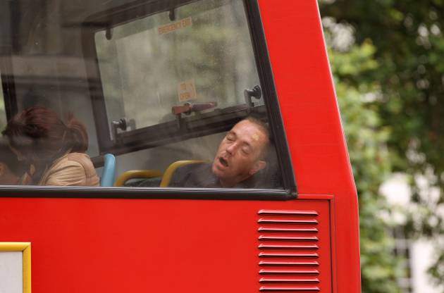 ¿Cómo lo hace la gente que duerme en transporte público 