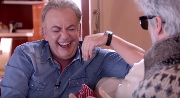 El Bertín Osborne de imitación se parte de risa con las ocurrencias de Almodovar-Mota