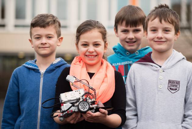 Niños alemanes de primaria muestran un robot