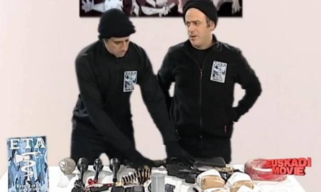 Escena de un sketch de 'Vaya semanita' en el que ETA entrega las armas
