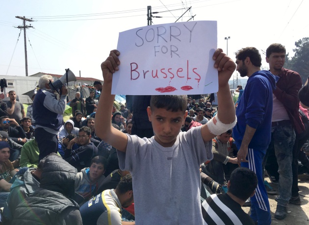 La imagen del niño refugiado con la pancarta de "lo siento por Bruselas" en Idomeni
