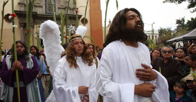 J&oacute;venes mexicanos participan en el Domingo de Ramos en Ciudad de M&eacute;xico. 