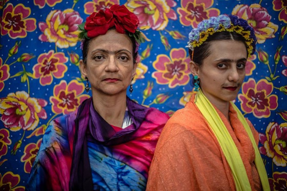 ‘Todos podemos ser Frida Kahlo’ retratados por uma fotógrafa brasileira