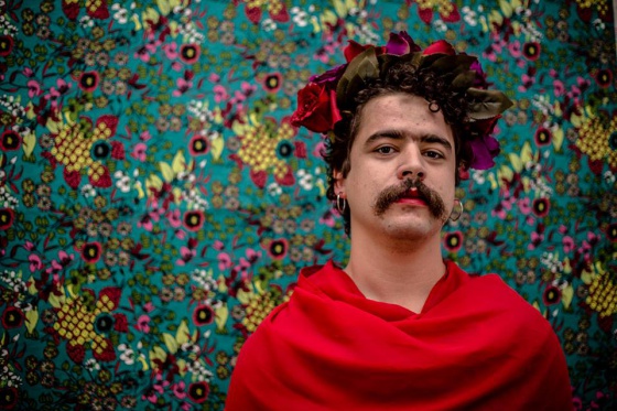 ‘Todos podemos ser Frida Kahlo’ retratados por uma fotógrafa brasileira