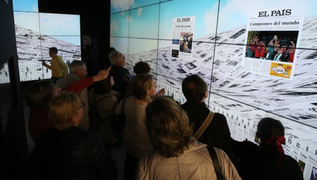 Visitantes en la Exposicion 40 aniversario de El País en el Palacio Municipal de Cibeles