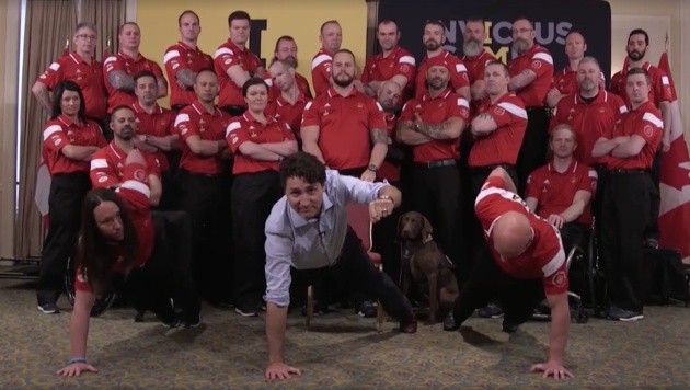 La flexión a una mano de Trudeau. "¡Bum!"