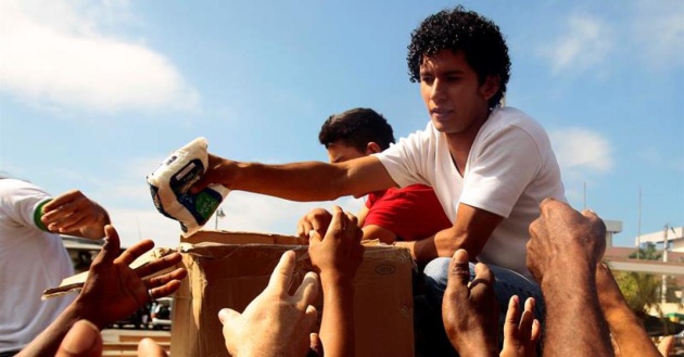 Un voluntario reparte alimentos tras el terremoto de Ecuador del pasado abril