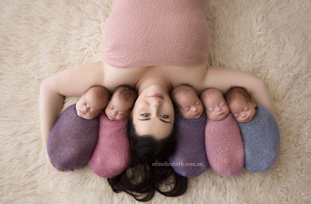 Kim rodeada de sus quintillizos. Cortesía Erin Elizabeth Photography
