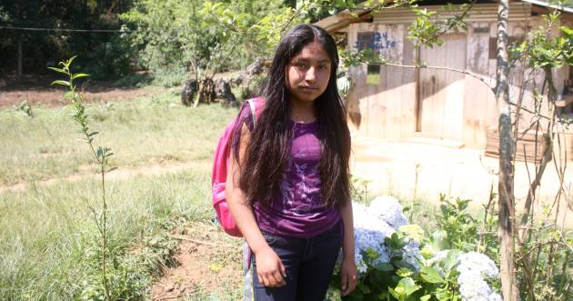 Marcela Temoxtle afuera de su casa en la comunidad de Axoxohuilco en el suroeste de Veracruz. Cortesía de Miguel Ángel León Carmona, Blog Expediente MX