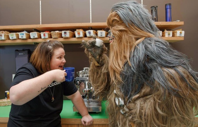 La 'madre Chewbacca de Facebook' se toma un cafetito con su querido personaje de 'Star Wars'