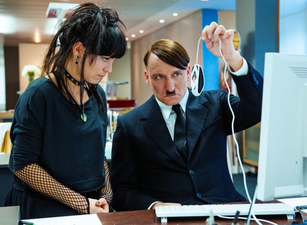 Hitler abriéndose una cuenta de correo electrónico en "Ha vuelto".