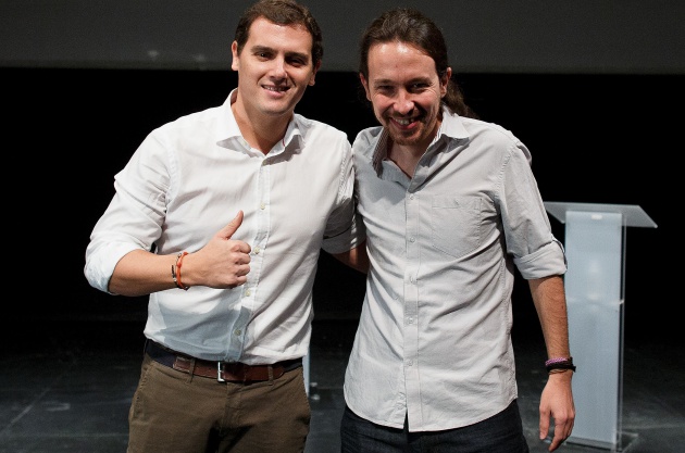 Albert Rivera y Pablo Iglesias antes de comenzar el debate en la Universidad Carlos III el 27 de noviembre de 2015