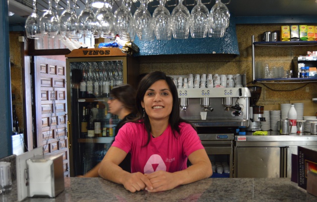 Saleta Piñeiro tras la barra del bar en la que se grabó su famoso taconazo