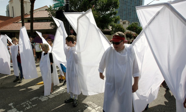 'Ángeles' en el exterior de la Catedral St. Luke de Orlando durante uno de los funerales