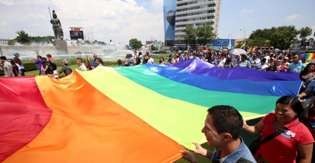 Miembros y simpatizantes de la comunidad homosexual participan el s&aacute;bado 18 de junio de 2016, en la Marcha por el Orgullo Gay en la ciudad mexicana de Guadalajara