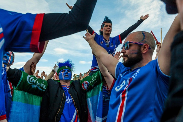 Aficionados islandeses animando a su selección en Reykjavík
