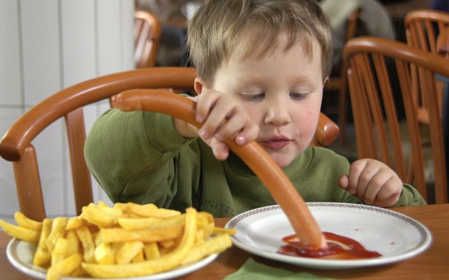 Las salchichas no son más peligrosas que un fruto seco, confirma la AEPap