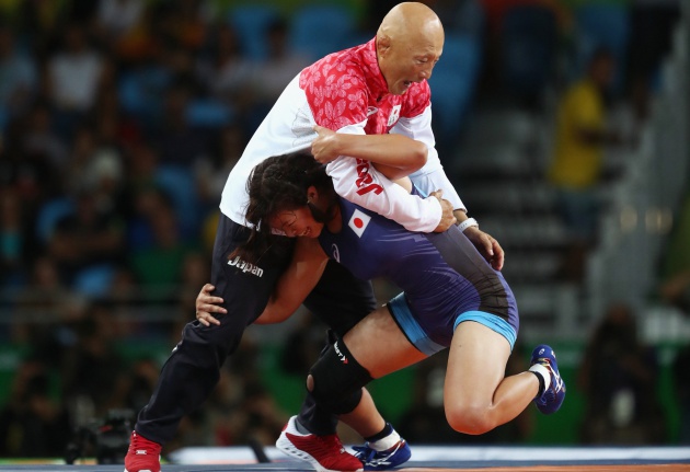 Momento en que la luchadora sorprende a su entrenador