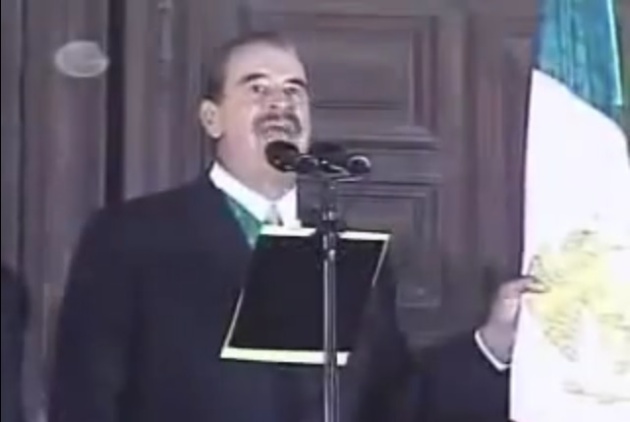 Vicente Fox en la ceremonia del Grito de 2006 en Dolores (Guanajuato) en donde exclam&oacute;: &iexcl;Vivan nuestras insitutuciones! en respuesta a una acusaci&oacute;n de fraude electoral