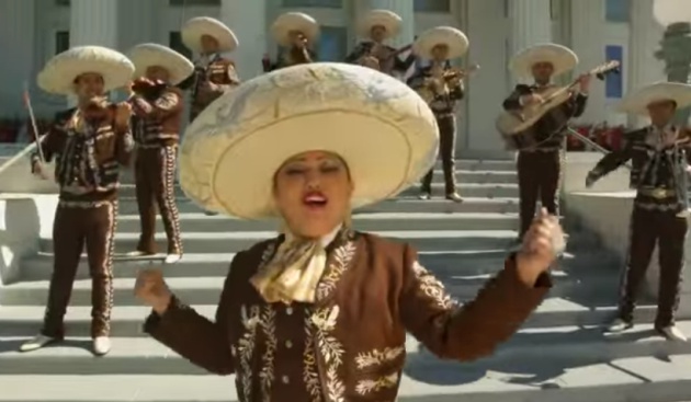 Mariachi Águilas de Oxnard cantando 'Arriba con Hillary' (YouTube)