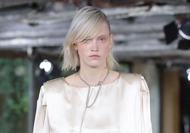 Una modelo desfila en París en el show de Masha Ma y no, no sonríe