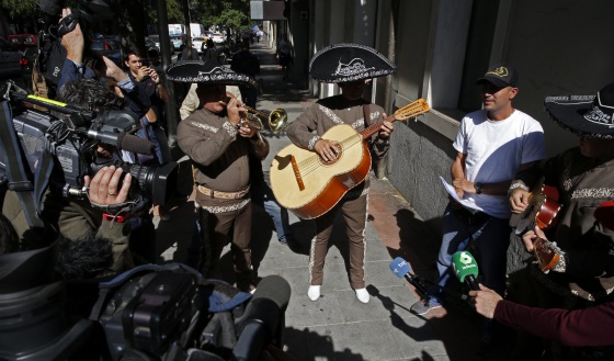 Después de la pizza, mariachis: así se gesta un 'troleo' de Forocoches al PSOE | Verne EL PAÍS