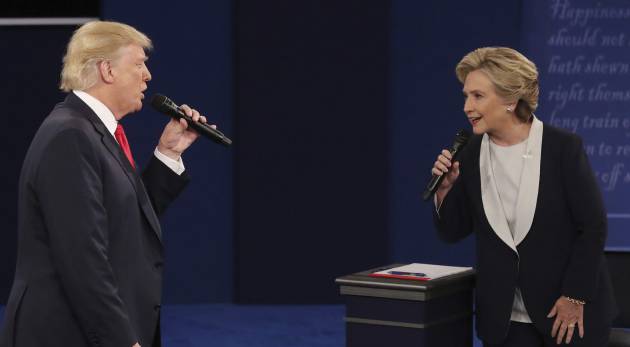 Donald Trump y Hillary Clinton cantando. Perd&oacute;n, debatiendo