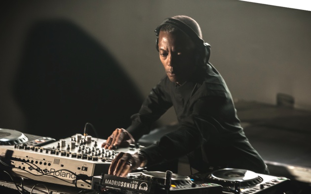 Jeff Mills durante su actuaci&oacute;n en Ol&iacute;as del Rey. Fotograf&iacute;a de Daniel Alca&ntilde;iz cedida por Area 42