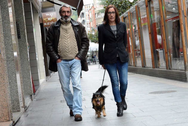 Josín Lazcano y Trasgu junto a Antonia Morales, nueva dueña del perro. Foto de José Ramón Silveira cortesía de La Nueva España