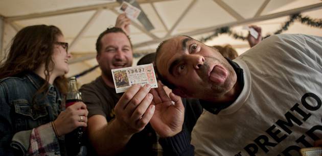 Entre las supersticiones más famosas está la de frotar el décimo en una calva (o incipiente calva)