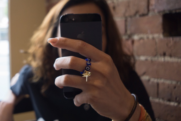 Una mujer (que no es Leire) sostiene un tel&eacute;fono m&oacute;vil