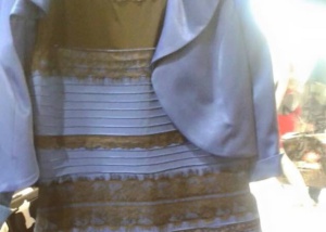 El vestido blanco y dorado (o azul y negro) vuelve en forma de chanclas |  Verne EL PAÍS