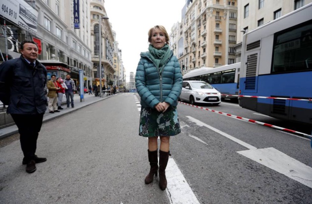 Fotografía original de la concejal popular Esperanza Aguirre en la Gran Vía. Claudio Álvarez