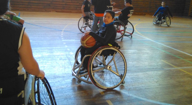 Andrey Grajales, con una de las sillas que su equipo le presta de forma provisional para entrenamientos y partidos. Foto tomada y cedida por su madre, Ivana Olarte
