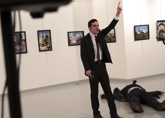 Una de las fotograf&iacute;as que sigui&oacute; sacando Ozbilici despu&eacute;s del tiroteo