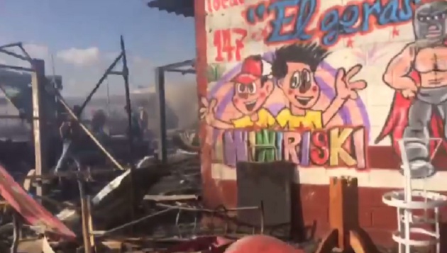 Un vendedor del mercado de pirotecnia dibujó un mural en honor a Los Destrampados. El día de la explosión habían planeado una firma de autógrafos. Tomada del video de Los Destrampados en Facebook