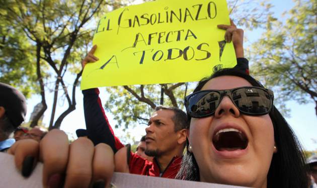 Miles de personas protestan hoy, s&aacute;bado 07 de enero de 2017, en Guadalajara (M&eacute;xico), en contra del gasolinazo.