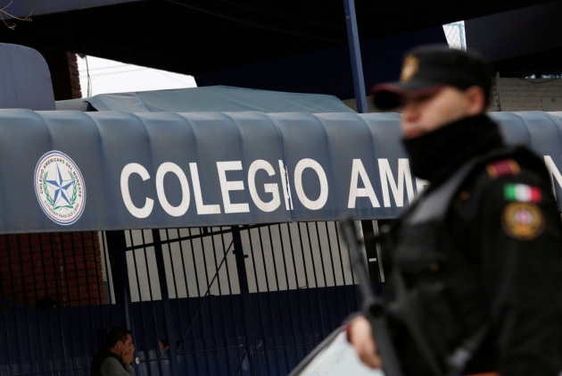 Un policía resguarda la entrada al Colegio Americano donde un estudiante disparó contra sus compañeros y una maestra el 18 de enero