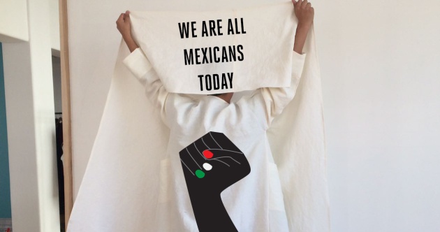 Fotografía cortesía de Carla Fernández. En el textil puede leerse "hoy todos somos mexicanos"