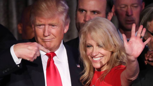 Donald Trump junto a Kellyanne Conway durante la noche electoral